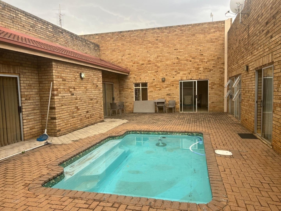 5 Bedroom Property for Sale in Potchefstroom South North West